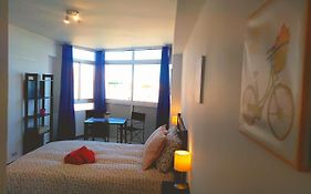 Estudio Con Luz Del Sol Y Azul Del Mar